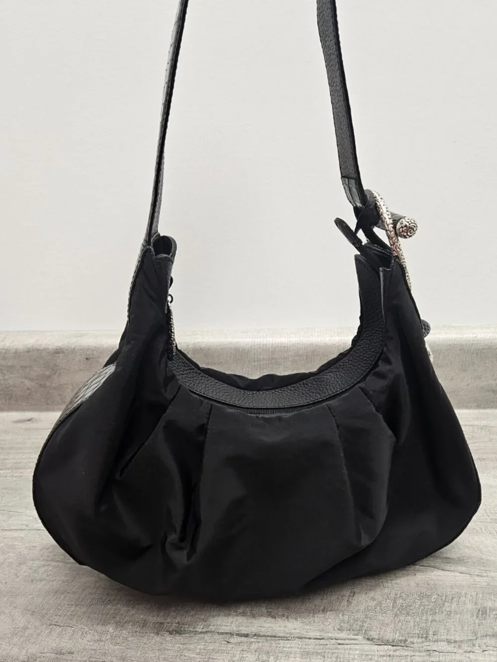BRIGHTON HOBO PURSE BLACK MICROFIBER & CROC EMBOSSED PLEATHER SILVER HEART